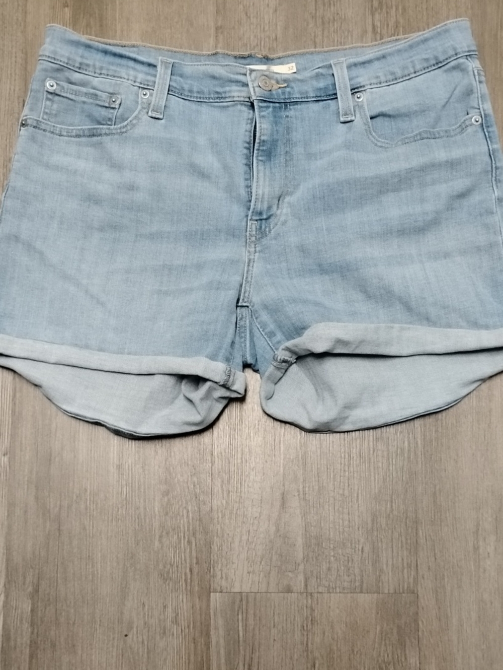 Denizen from Levi's Light Blue Rolled-Hem Denim Shorts